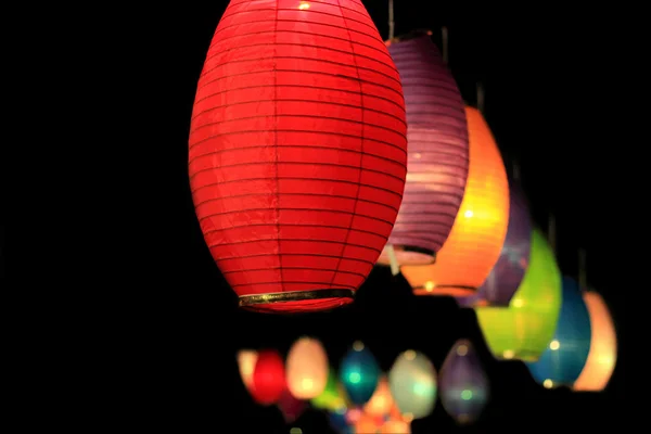 Linternas coloridas en la oscuridad de la noche — Foto de Stock