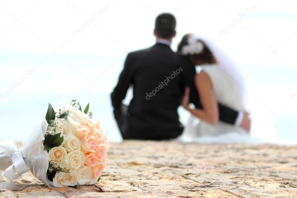 bouquet with romantic couple in the background