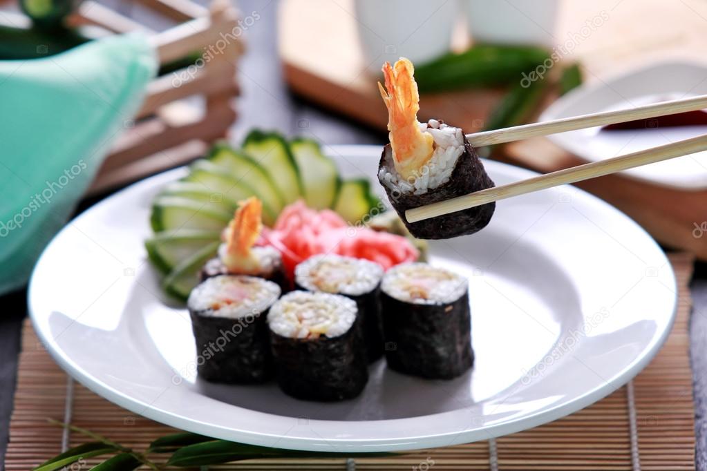 japanese cuisine ebi roll sushi