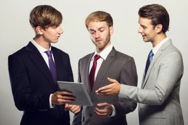bir grup işadamı hakkında fikirlerini tartışıyor