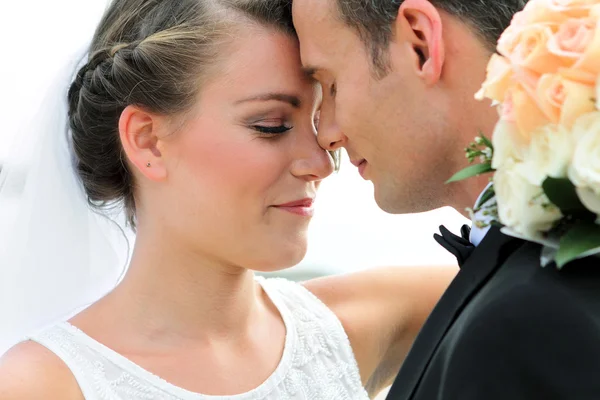 Um casal recém-casado olhar feliz — Fotografia de Stock