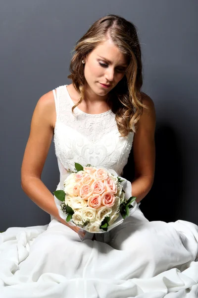 Schöne junge Braut mit einem Strauß — Stockfoto