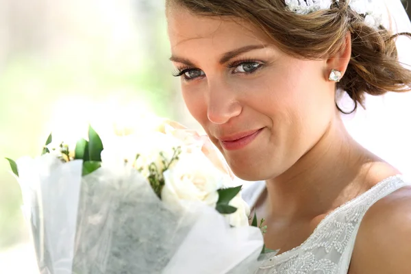 Mooie glimlach van mooie bruid — Stockfoto