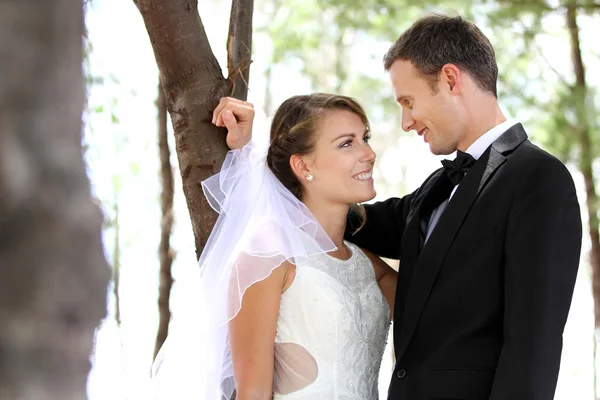 Ung nygift par stirrade varandra kärleksfullt — Stockfoto