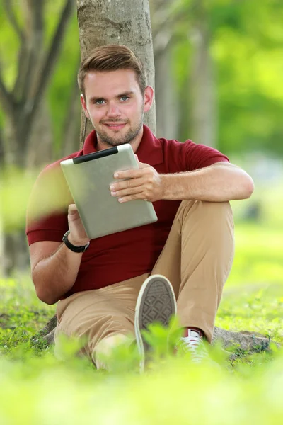 Üniversite öğrencisi tablet kullanarak internet'te sörf — Stok fotoğraf