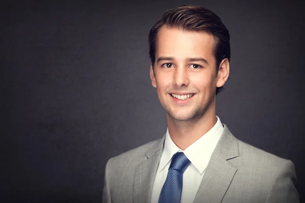 Joven hombre de negocios sonriendo —  Fotos de Stock