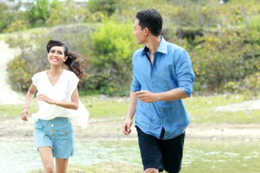 güzel bir kız erkek arkadaşı ile uğraşırken