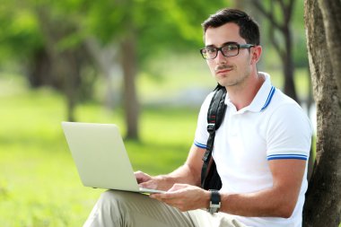 Kameraya bakarak bir atama çalışırken bir üniversite öğrencisi 