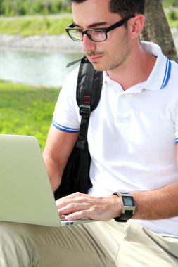 colllege öğrenci dizüstü kullanarak atamaları üzerinde çalışma