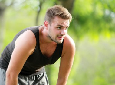 erkek koşucu yorgun çalıştırdıktan sonra bir mola