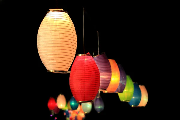 Πολύχρωμα φανάρια για στολίδι του Φεστιβάλ το βράδυ — Φωτογραφία Αρχείου