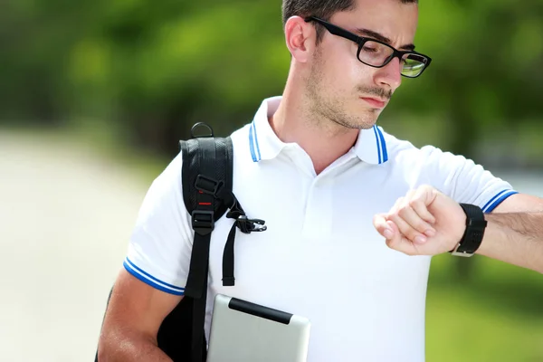 Een college student zag de tijd op zijn horloge — Stockfoto