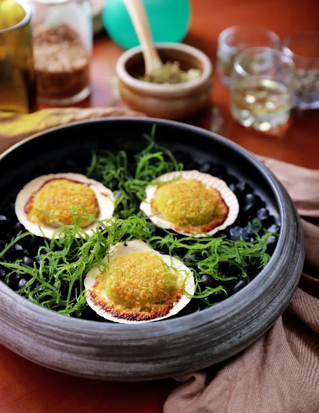 Cozinha espanhola vieiras assadas servidas como tapas — Fotografia de Stock