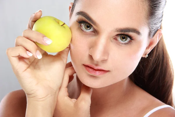 Красивая молодая женщина с яблоком в руке — стоковое фото