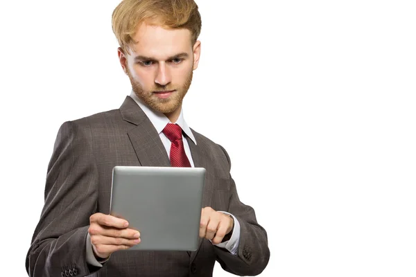 Jonge zakenman met een tablet pc, ernstige expressie, geïsoleerd — Stockfoto