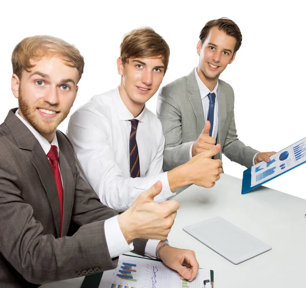 Trois jeunes hommes d'affaires levés, isolés — Photo