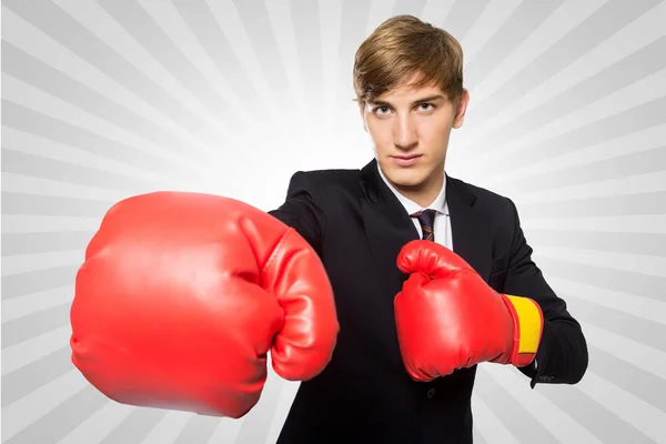 ボクシング グローブのコンセプトで、分離された青年実業家 — ストック写真