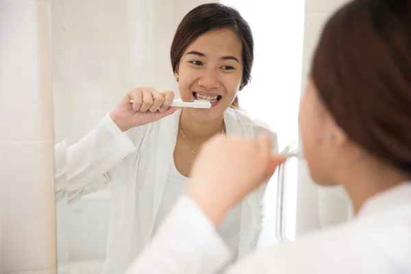 Hermosa asiático mujer cepillado su dientes felizmente —  Fotos de Stock