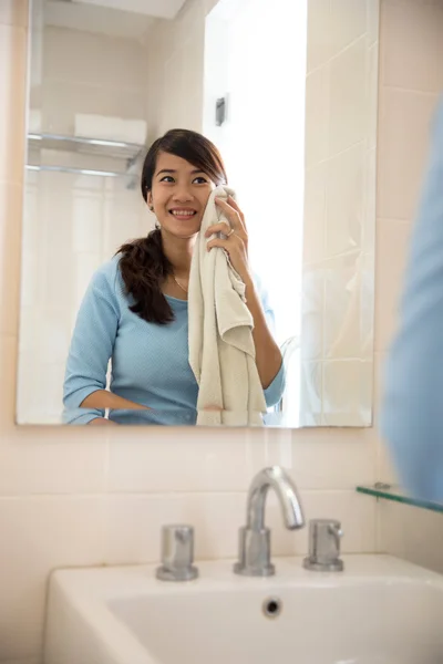 Beautiful asian woman wiping her face with towel, looking at mir — Stock Photo, Image