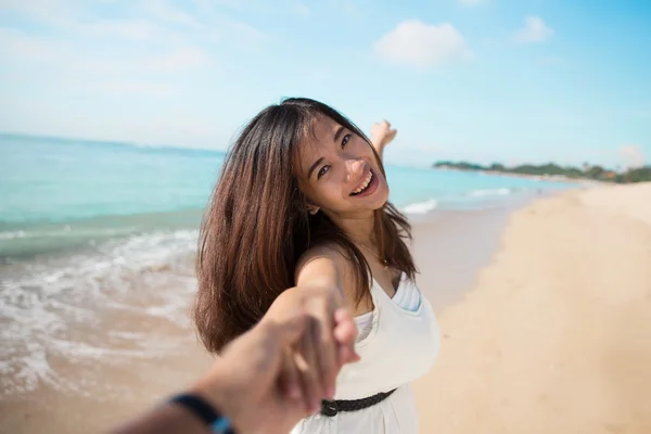 Glückliche junge Frau läuft am Strand — Stockfoto