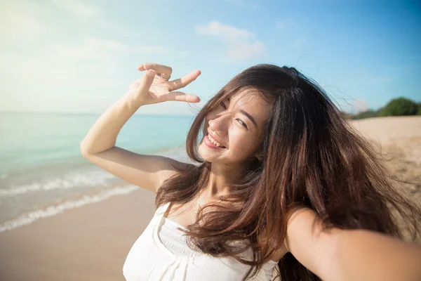 Glad ung asiatisk kvinna ta foton, leende till kameran, seger si — Stockfoto