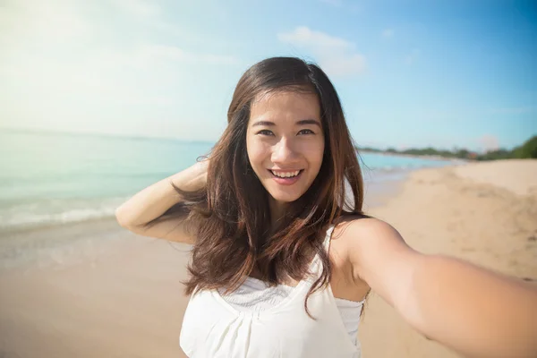 Felice giovane donna asiatica scattare foto, sorriso alla macchina fotografica — Foto Stock