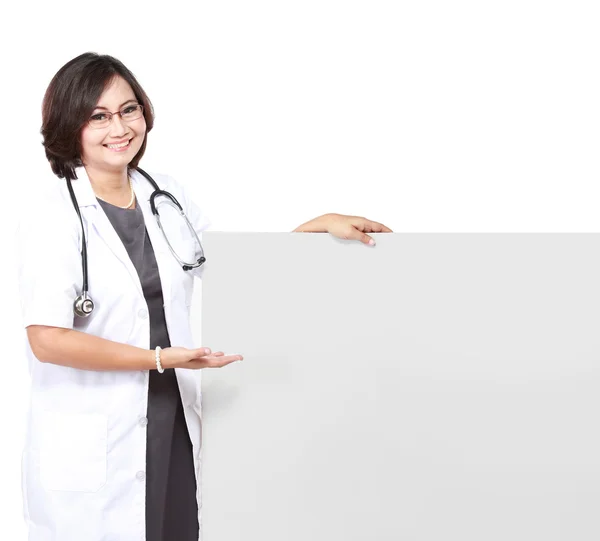 Médico femenino con un tablero de mantas — Foto de Stock