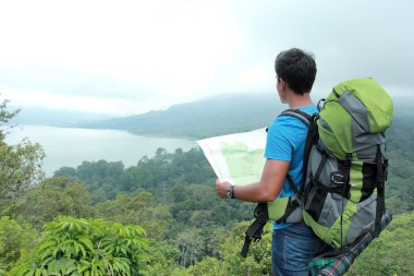 Genç Asyalı adam yola backpacking, açık