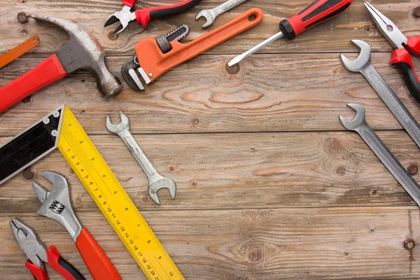 Kit mecánico en fondo de madera. herramienta de construcción —  Fotos de Stock