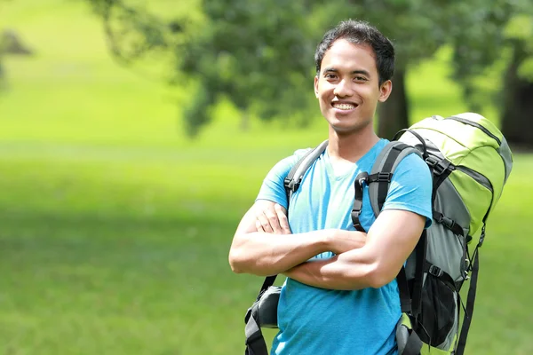 Joven asiático hombre viaje mochilero, al aire libre —  Fotos de Stock