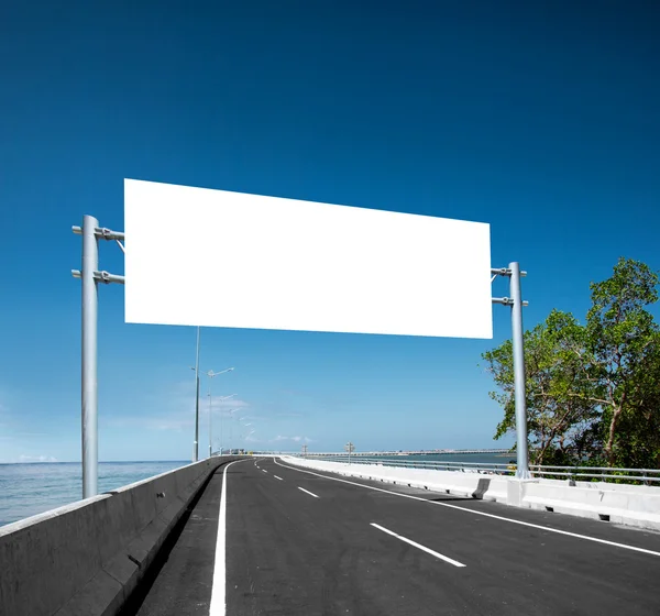 Üres fehér üres fedélzeten vagy hirdetőtáblán vagy roadsign az utcán — Stock Fotó