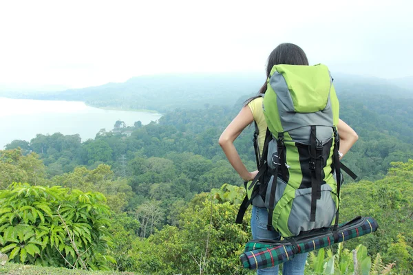 Junge asiatische Frau reisen Backpacking, im Freien — Stockfoto