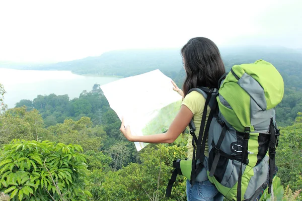 Ung asiatisk kvinna resa backpacking, utomhus — Stockfoto