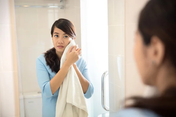 Beautiful asian woman wiping her face with towel, looking at mir — Stock Photo, Image