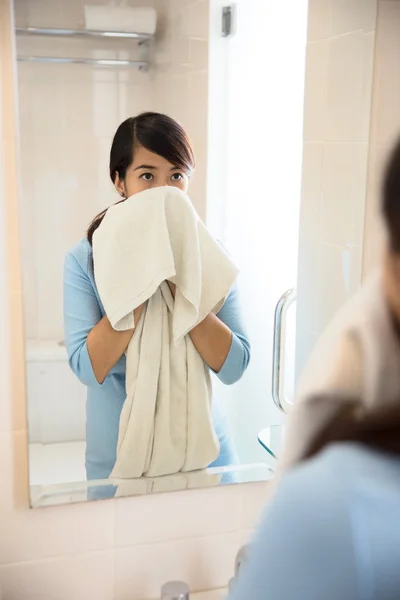 Bella donna asiatica asciugandosi il viso con un asciugamano, guardando mir — Foto Stock