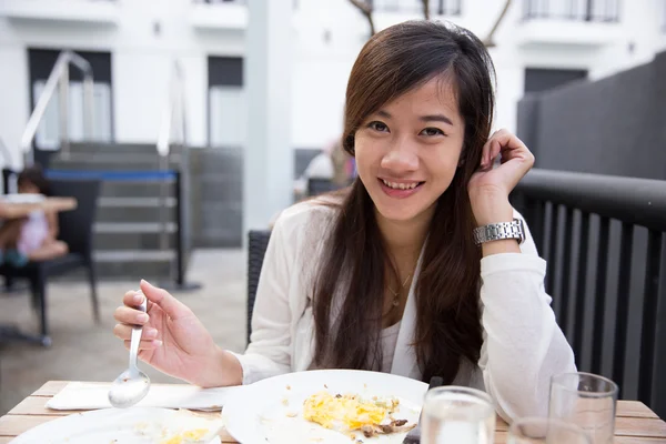 Asiatisk kvinna njuter av hennes lunch utomhus — Stockfoto