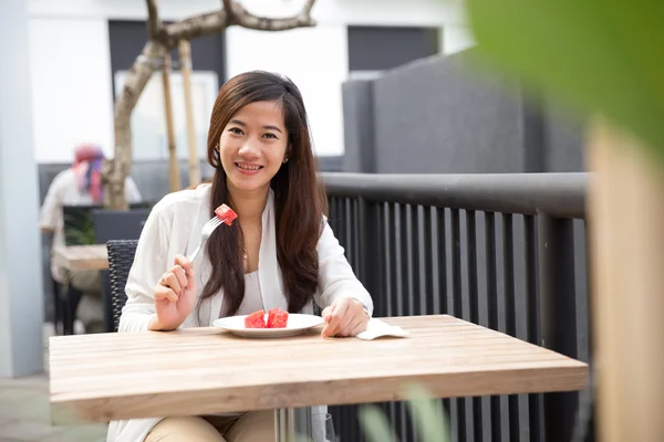 Mulher asiática comendo frutas alegremente, melancia — Fotografia de Stock