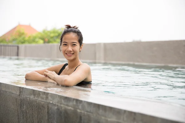 Felice bella donna asiatica godendo il tempo in piscina — Foto Stock