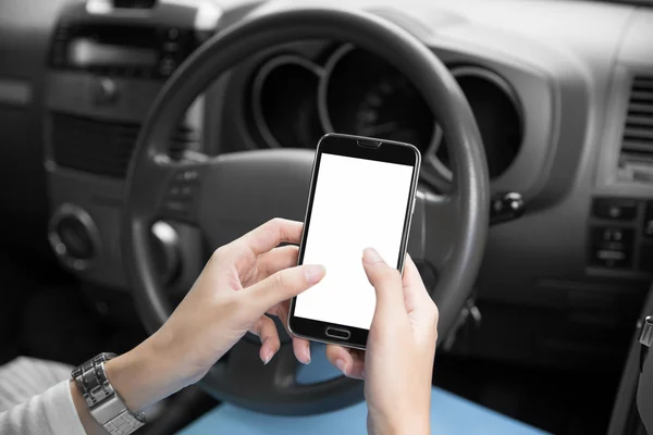 Las manos de la mujer usando el teléfono celular dentro de un coche, de cerca — Foto de Stock