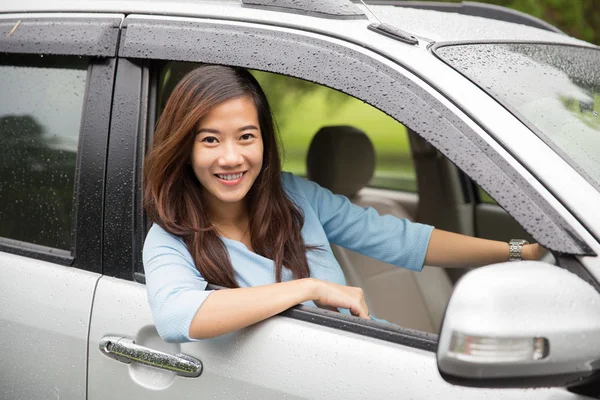 Feliz jovem asiático mulher equitação um carro — Fotografia de Stock