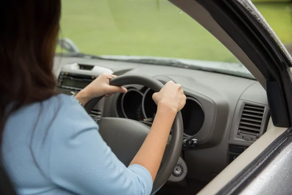 Asijská žena jede auto, vypadá zezadu — Stock fotografie