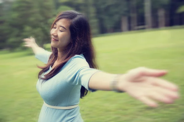 Mujer joven embarazada disfrutando del bosque con los brazos abiertos —  Fotos de Stock