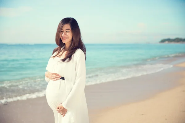 Feliz asiático grávida mulher sorriso enquanto tocar ela barriga no o — Fotografia de Stock