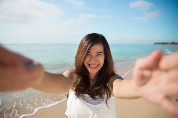 Glad ung asiatisk kvinna ta foton, leende till kamera — Stockfoto