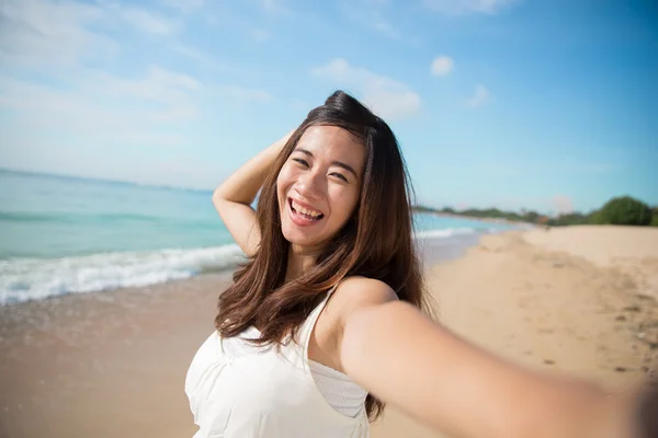 幸福的年轻亚洲女人拍照，对镜头微笑 — 图库照片