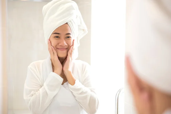 Joven mujer asiática sonrisa mientras mira el espejo, feliz —  Fotos de Stock