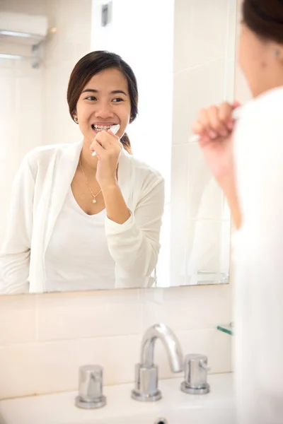 Asiática joven mujer diente cepillarse los dientes felizmente —  Fotos de Stock