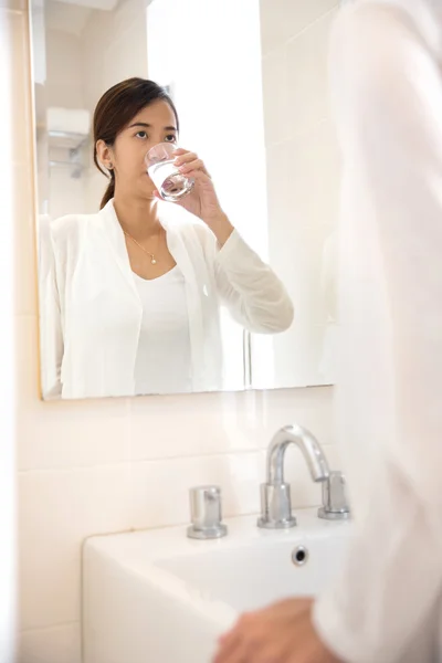 Asian young woman gargle on her mouth after tooth brushing — Stock Photo, Image