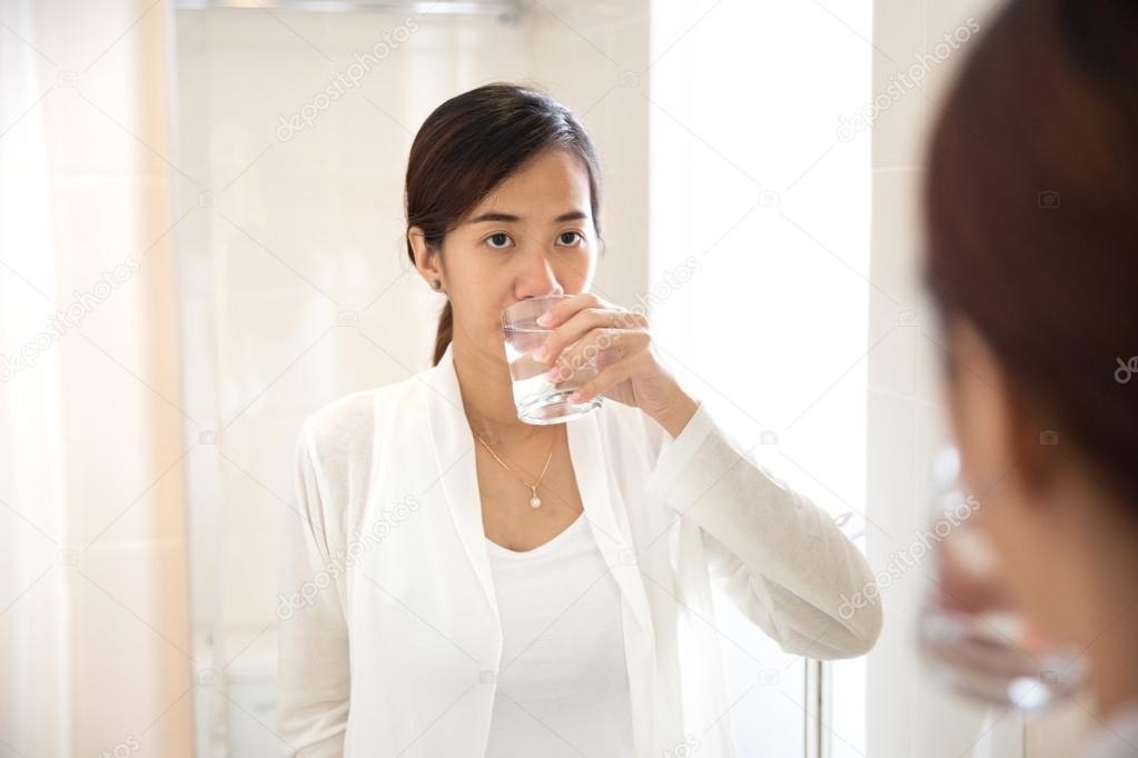 Asian young woman gargle on her mouth after tooth brushing — Stock