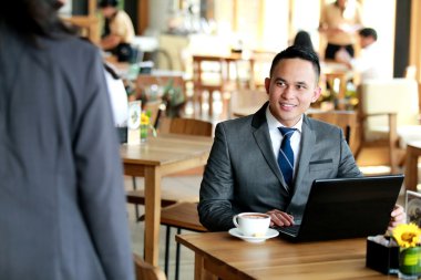 Toplantı için gelen müvekkilinin bakarak işadamı